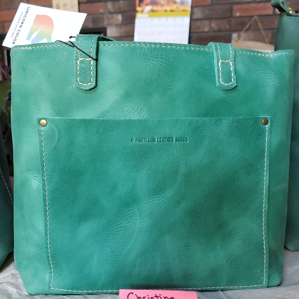 🦄 $200 Reef Medium Zippered Crossbody Tote 🦄